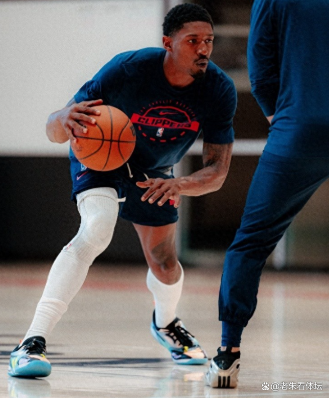 关于洛杉矶快船训练开放日，集结日临场应变引欢呼，CBA常规赛在即，球探报告显示潜力的信息