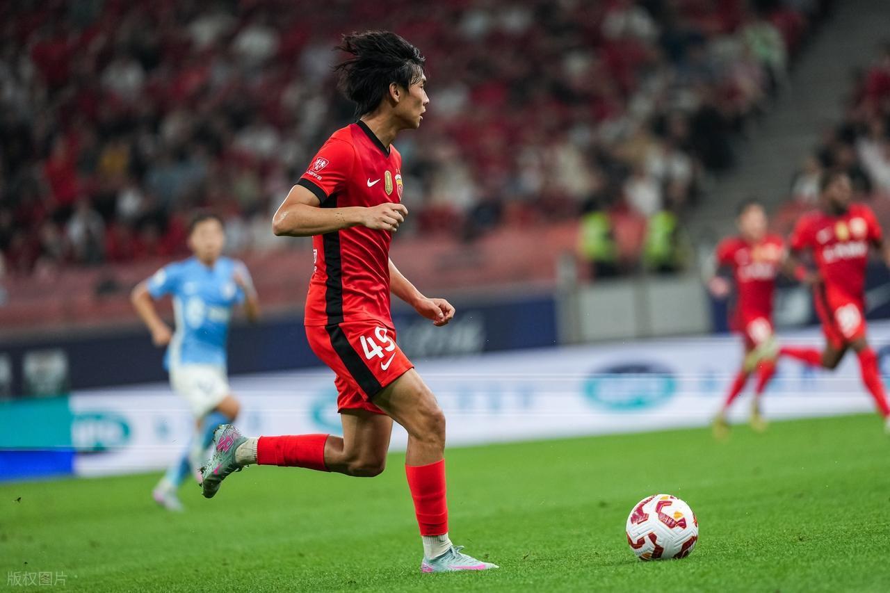 风云突变!上海海港赛前内部沟通,社区盾版图或变,质疑声仍在,年轻球员得到机会的简单介绍 风云突变!上海海港赛前内部沟通,社区盾版图或变,质疑声仍在,年轻球员得到机会的简单介绍