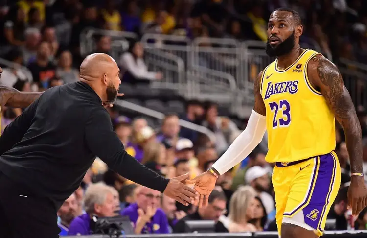 阿斯顿维拉赛前防线松动风云突变莱比锡赛前官宣签约，北京首钢状态回暖备战NBA常规赛看傻球迷 